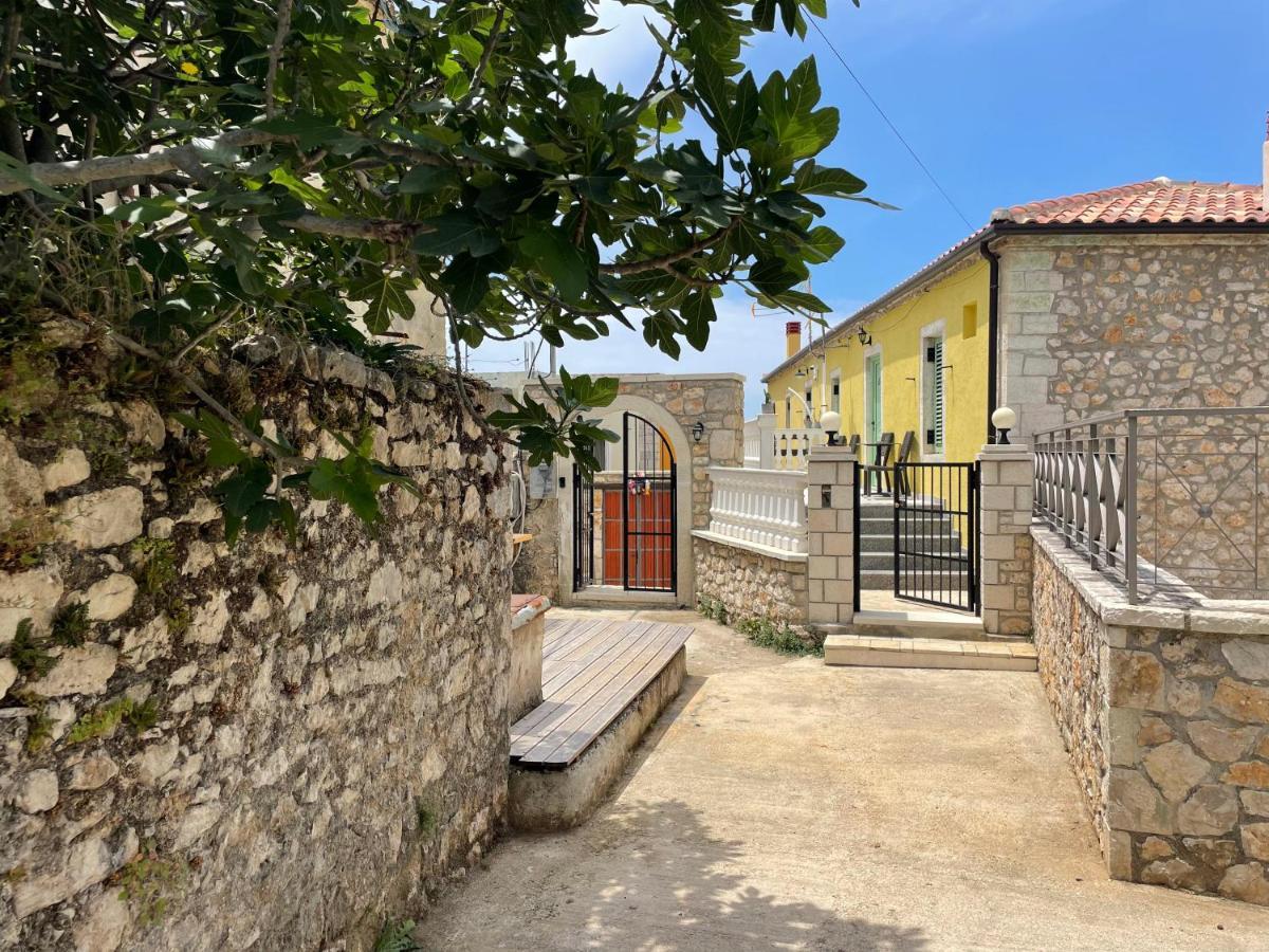Mpolanos Guesthouse ฮีมาเรอ ภายนอก รูปภาพ